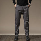 Calça Chino em Sarja Masculina - Linha Contemporânea