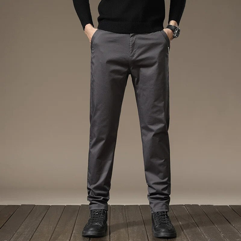 Calça Chino em Sarja Masculina - Linha Contemporânea