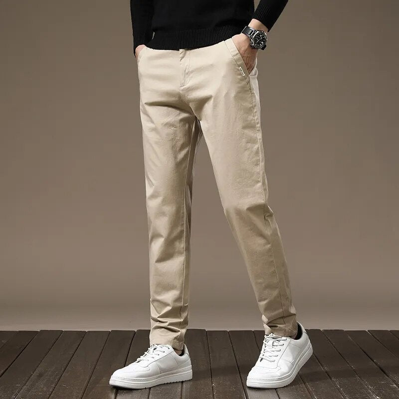 Calça Chino em Sarja Masculina - Linha Contemporânea
