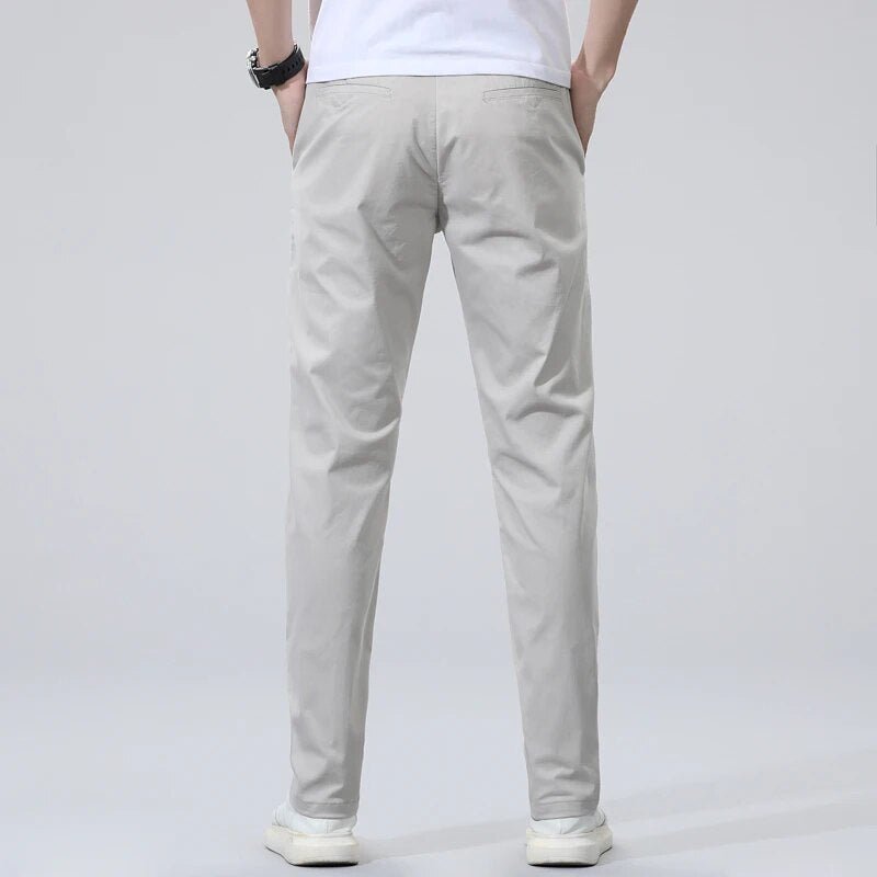Calça Chino em Sarja Masculina - Linha Essencial