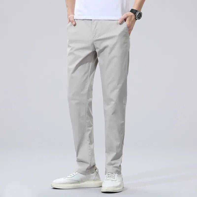 Calça Chino em Sarja Masculina - Linha Essencial