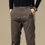 Calça Chino em Sarja Masculina - Linha Urbana